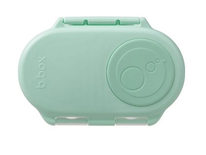 Stylový a kompaktní svačinový box v moderní barvě spearmint je skvělým pomocníkem pro každodenní stravování. Jeho praktická velikost zajišťuje dostatek místa pro malé svačiny, sendviče, ovoce či jiné dobroty. Box je vyroben z odolného a zdravotně nezávadného materiálu, což zajišťuje bezpečnost při kontaktu s potravinami.  Svačinový box je snadno uzavíratelný, což chrání obsah před vysypáním. Díky jeho lehkosti a kompaktním rozměrům ho jednoduše uložíte do batohu, tašky nebo kabelky. Ideální pro děti do školy, na výlety nebo pro dospělé do práce.  Hlavní výhody:  Kompaktní velikost vhodná na cesty. Moderní design v barvě spearmint. Vyrobeno z kvalitního, zdravotně nezávadného materiálu. Snadno omyvatelný a opakovaně použitelný. Klíčová slova: svačinový box, malý box na svačinu, spearmint krabička, box na jídlo, svačina do školy, přenosná krabička, zdravé stravování na cesty.
