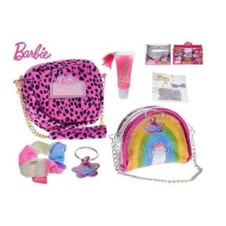 Malá kabelka, obrovská radost! 🎀 Barbie mini kabelka s tajnými doplňky kombinuje funkci stylového doplňku a sběratelské...
