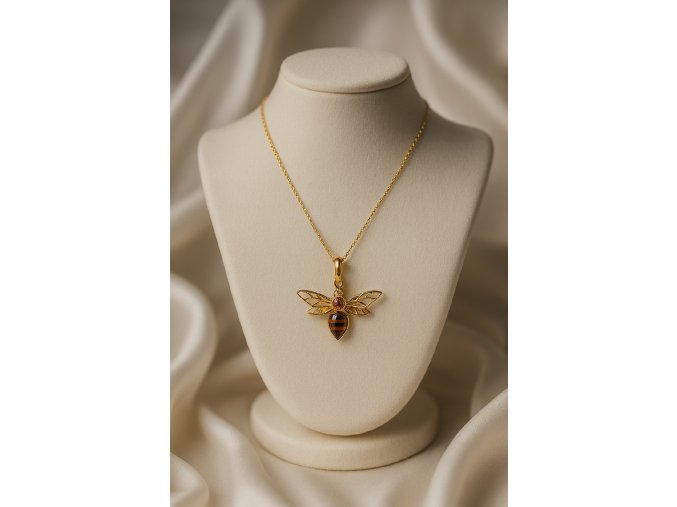 Strieborný prívesok s jantárom a pozláteným povrchom