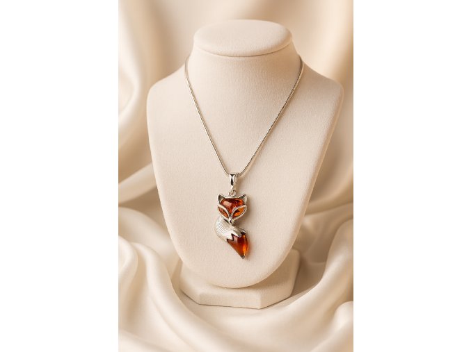 Exkluzívny strieborný prívesok líška s prírodným jantárom – lesklý šperk
