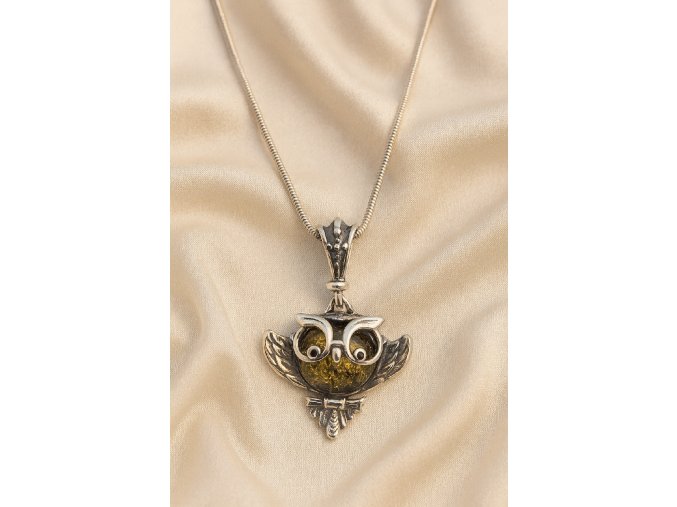 Strieborný prívesok so svetlozeleným jantárom