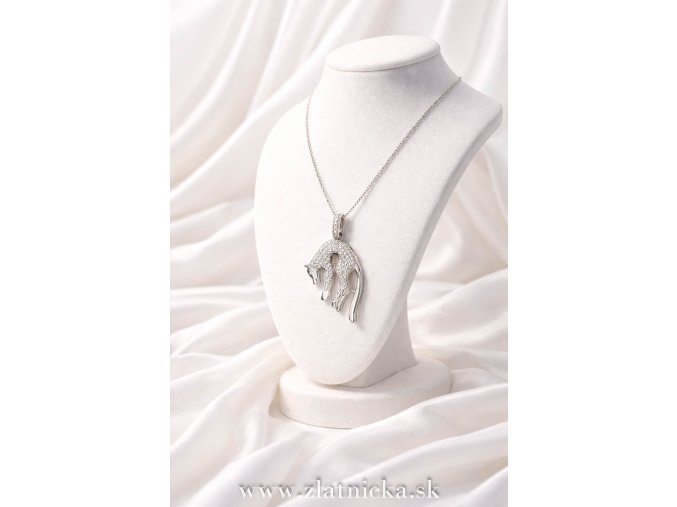 egantný prívesok v tvare leoparda so strieborným povrchom a osadením z čírych kamienkov