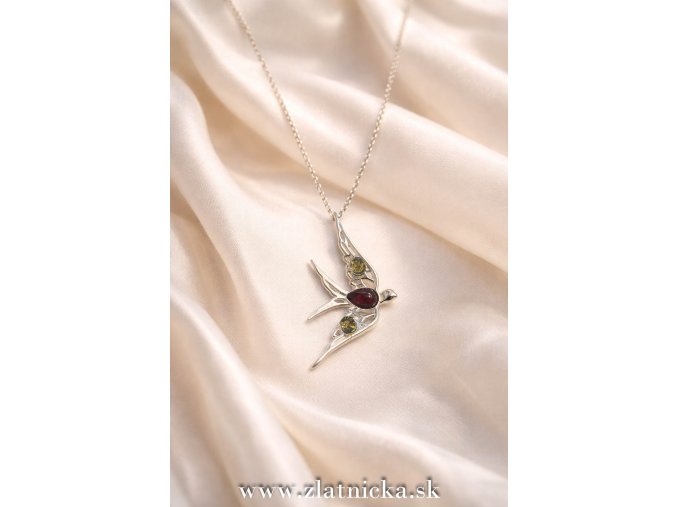 Elegantný strieborný prívesok v tvare lastovičky s jantárovými kameňmi