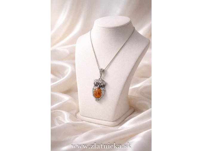 Strieborný náhrdelník s príveskom sova a jantár