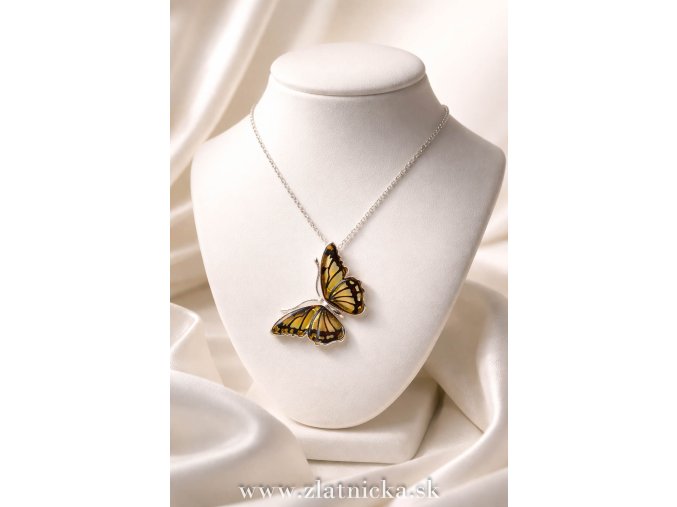 Dámsky strieborný náhrdelník s jantárom v tvare motýľa