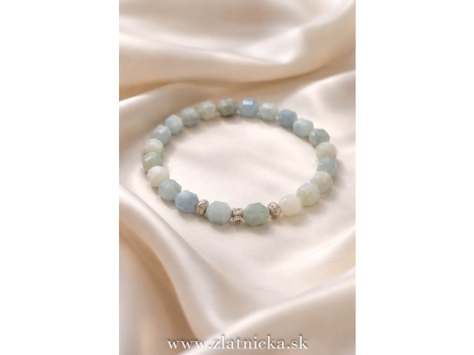 Prírodný akvamarínový náramok s fazetovanými kameňmi a strieborným medzikusom