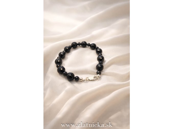 Náramok z fazetovaného čierneho turmalínu so strieborným zapínaním