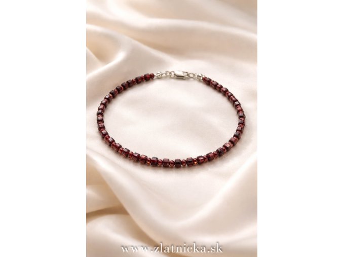 Strieborný náramok s prírodným granátom, drobné fazetované korálky v sýtom vínovom odtieni