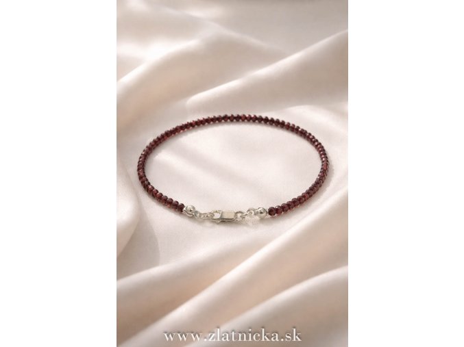 Granátový náramok z fazetovaných prírodných granátov so strieborným zapínaním
