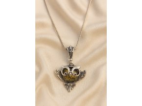 Strieborný prívesok so svetlozeleným jantárom