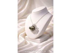 Elegantný strieborný prívesok rybka s prírodným zeleným jantárom
