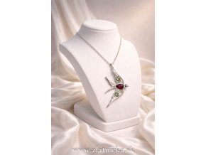 luxusný strieborný prívesok lastovička – jemný dizajn a jantár