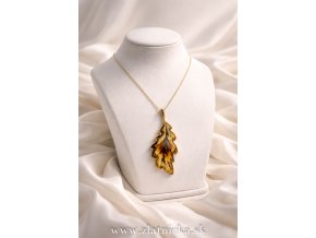 Luxusný jantárový prívesok zo striebra 925 pozlátený dubový lístok
