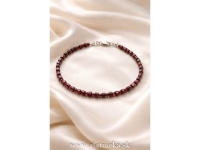 Strieborný náramok s prírodným granátom, drobné fazetované korálky v sýtom vínovom odtieni