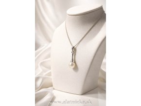 Strieborný prívesok s bielou perlou