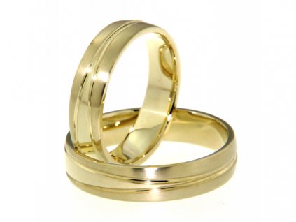Snubní prsteny z 14k zlata. Povrch tvoří kombinace lesku a matu orzdělená lesklými drážkami.