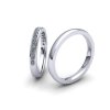 Snubní prsteny z bílého 14k zlata. Pánský prsten je jednoduchý kroužek s lesklým povrchem. Dámský prsten je zdoben několika přírodními brilianty.