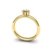 Zásnubní prsten z 14k zlata. Prsten zdobí lesklý povrch s přírodním briliantem, který obepíná vtyčené krapny.