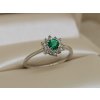Prsten se smaragdem a brilianty PK21002 (Materiál Bílé zlato 14kt, Velikost 40)