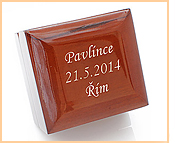 Dřevěné krabičky s rytím pro vaše šperky.