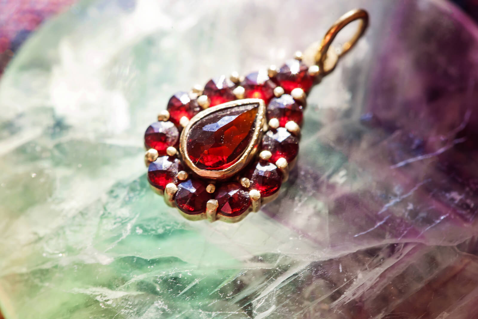 Šperk s českým granátem - symbol vlastenectví