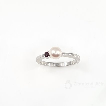 Stříbrný prsten s bílou perlou a českým granátem