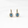 Zlaté náušnice s modrým kamenem