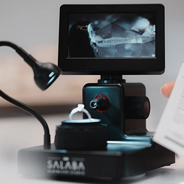 Jistota při nákupu diamantu: Co byste měli vědět o certifikaci, inskripci a riziku skrytých inkluzí