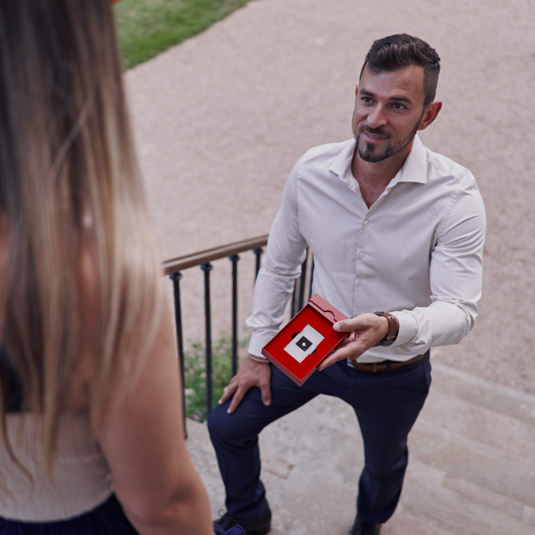 An unconventional proposal with a diamond instead of a ring