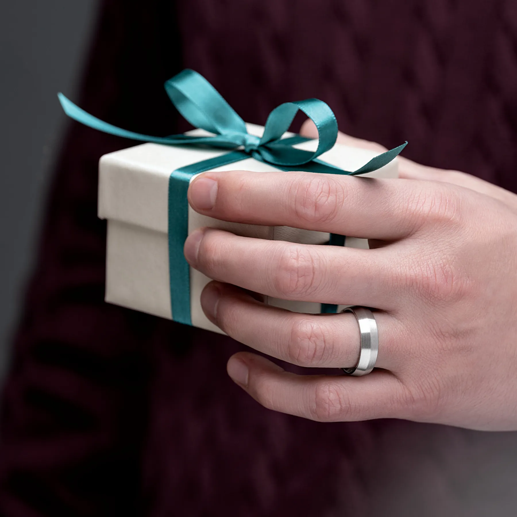 What jewellery should you give under the tree?