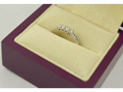 Briliantový prsten z bílého zlata  + krabička a čistící utěrka zdarma
