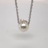 Mořká perla AKOYA v bílé barvě na řetízku z bílého zlata  Dárková krabička a certifikát o pravosti perly zdarma