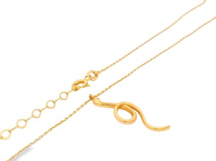 Elegantný had zo zlata s jedným čiernym okom – duchovný talizman a výrazový šperk v jednom.