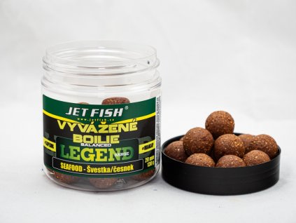 Jet Fish Legend range Vyvážené boilie SEAFOOD ŠVESTKA ČESNEK 20mm 250ml