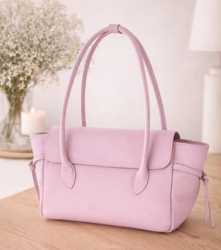 Jemná pastelová elegancia, ktorá okamžite pritiahne pohľady 💗 Minimalistická kožená kabelka v nežnom odtieni je dokonalým...