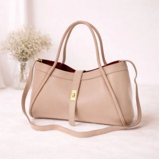 Elegantná kabelka, ktorá doplní každý outfit 🤎✨ Nadčasový dizajn, jemná farba a praktická veľkosť – ideálna na každý deň...