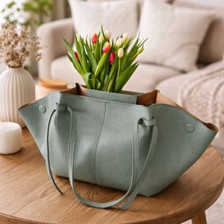 Jar v kabelke 🌷 Svieže farby, jemná koža a elegancia, ktorá rozžiari každý outfit. Táto kabelka je dokonalým spoločníkom...