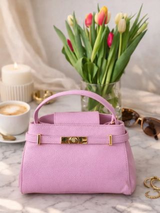 Jemná ružová elegancia, ktorá rozžiari každý outfit. 💗 Minimalistická, ženská a ideálna na každodenné aj elegantné chvíle....