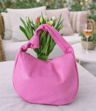 ✨Táto ružová kráska nie je len kabelka – je to nálada, štýl a jemný detail, ktorý spraví rozdiel 🌷 Ideálna na každodenné...