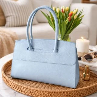 Jemná elegancia v modrom odtieni 💙✨ Kabelka, ktorá rozžiari každý outfit a dodá mu ten správny „lifestyle“ vibe 🌷👜...