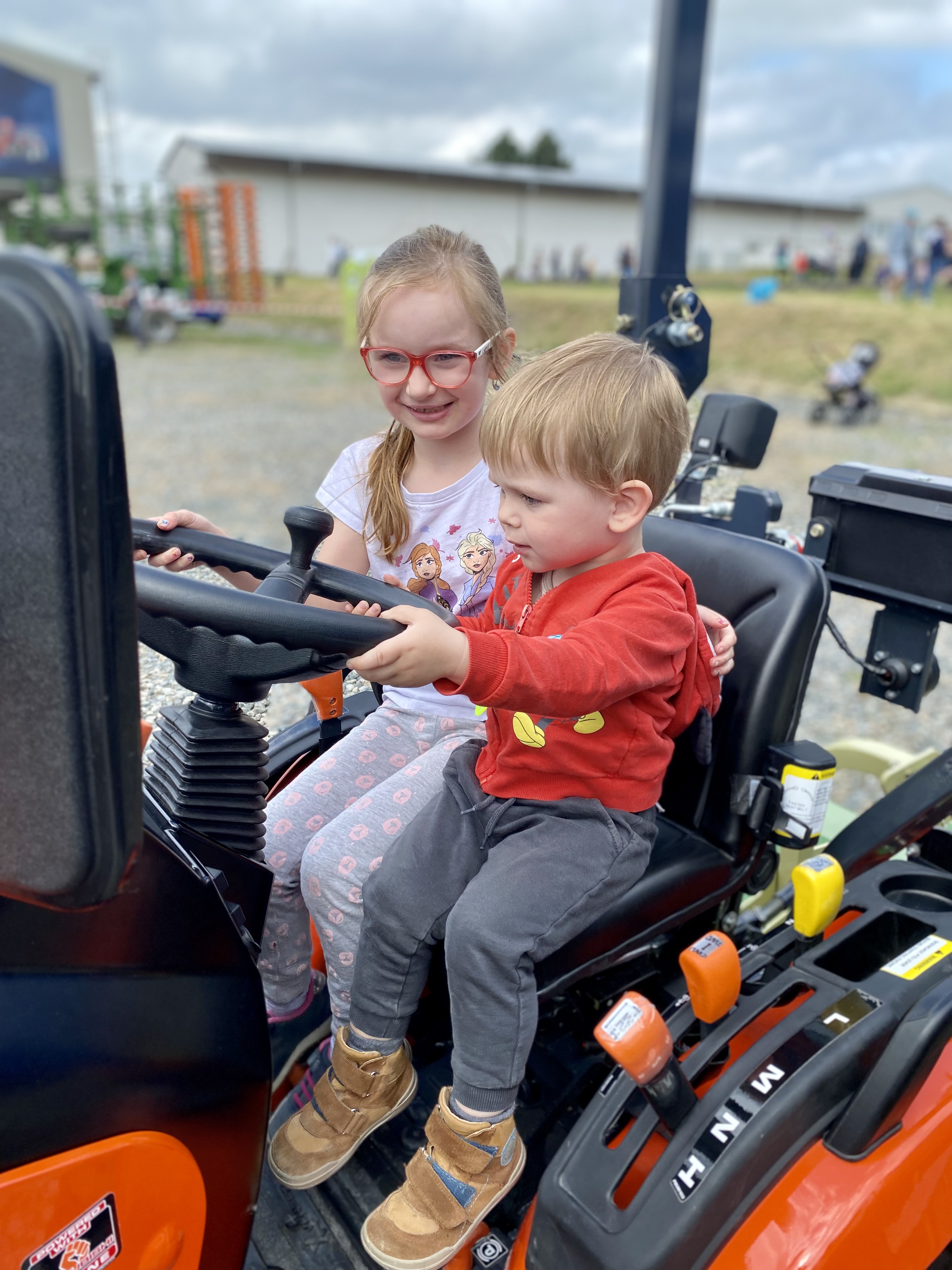 Děti na traktoru