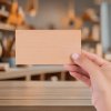 Hand hält Bastelbrett aus Buche in moderner Werkstatt oder Atelier
