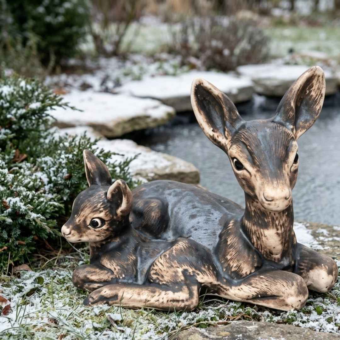 mrazuodolná keramická srnka s kolouškem v zimě
