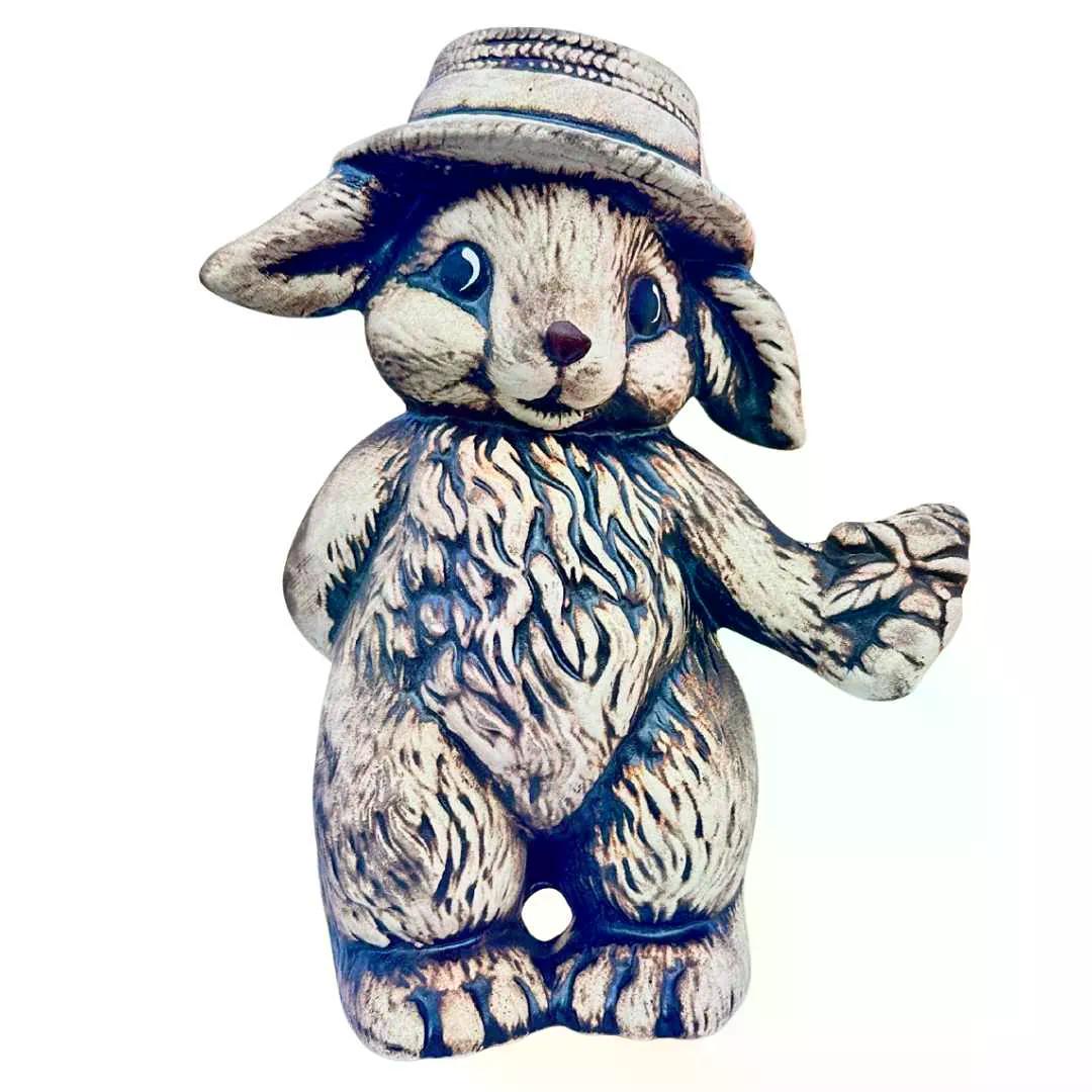 detail keramického zajíce Archibalda