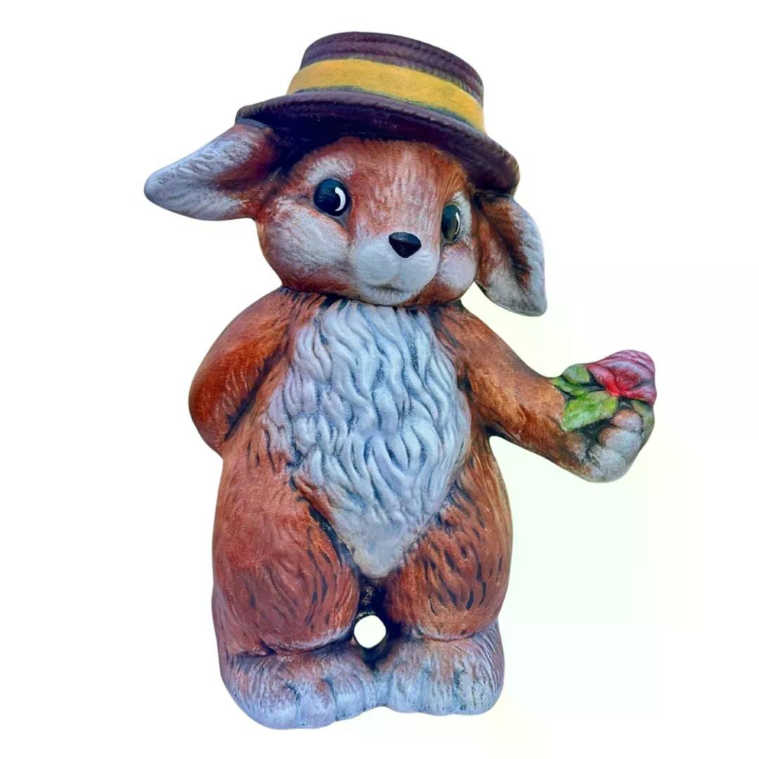 detail keramického zajíce Archibalda