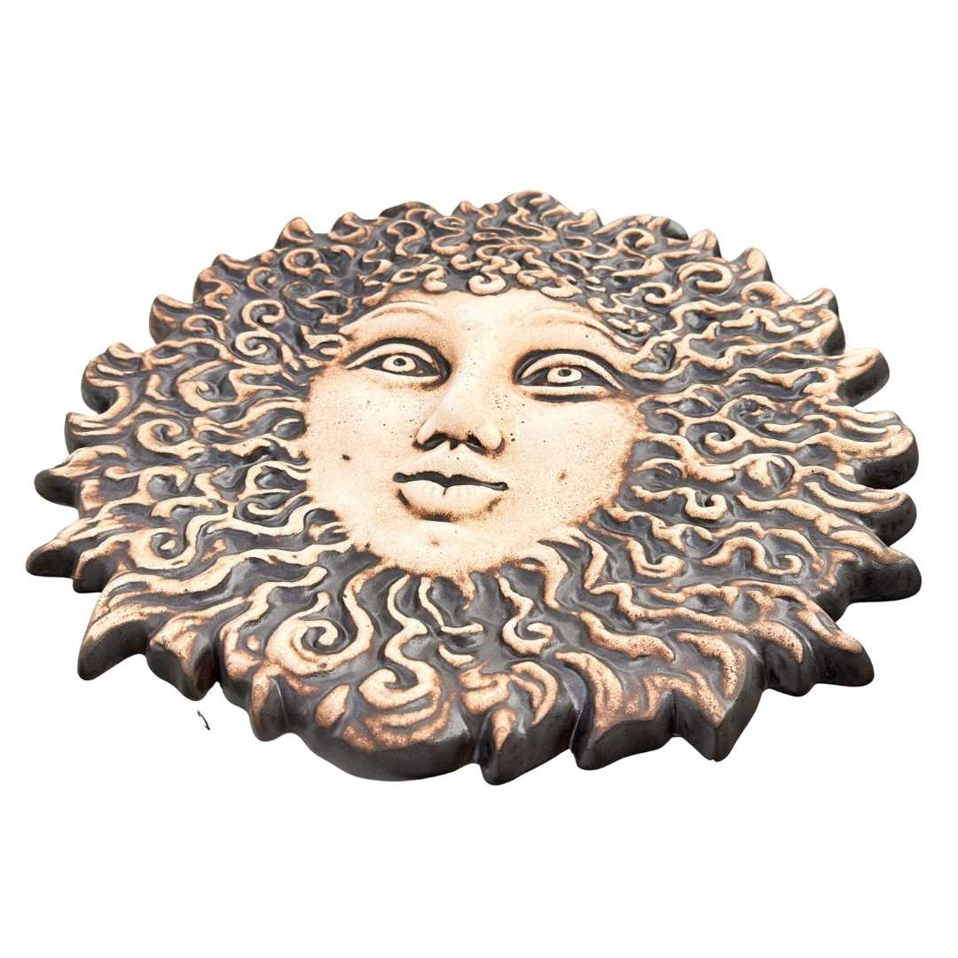 Boční pohled na reliéf slunce