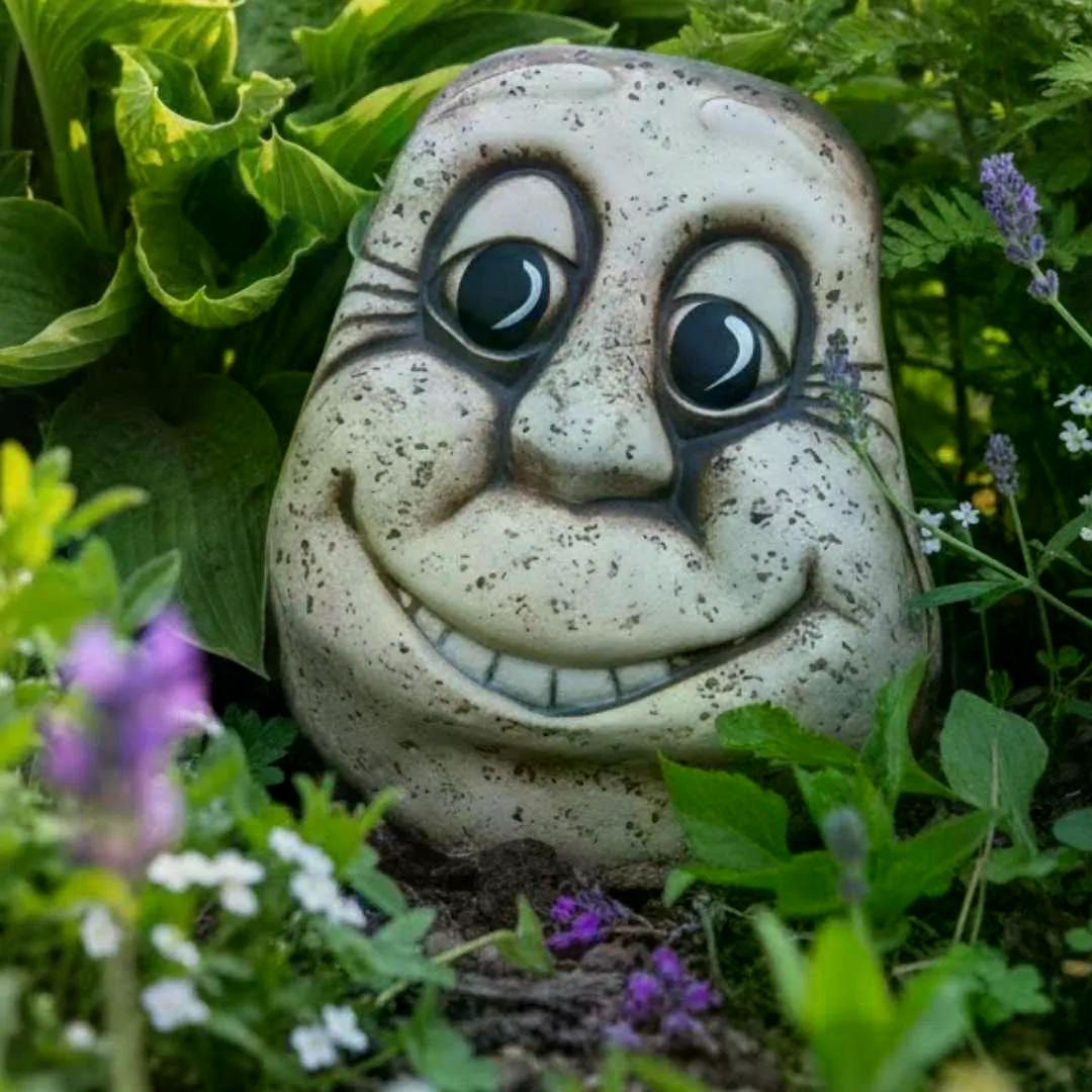 Keramický kámen Brambora v zahradě