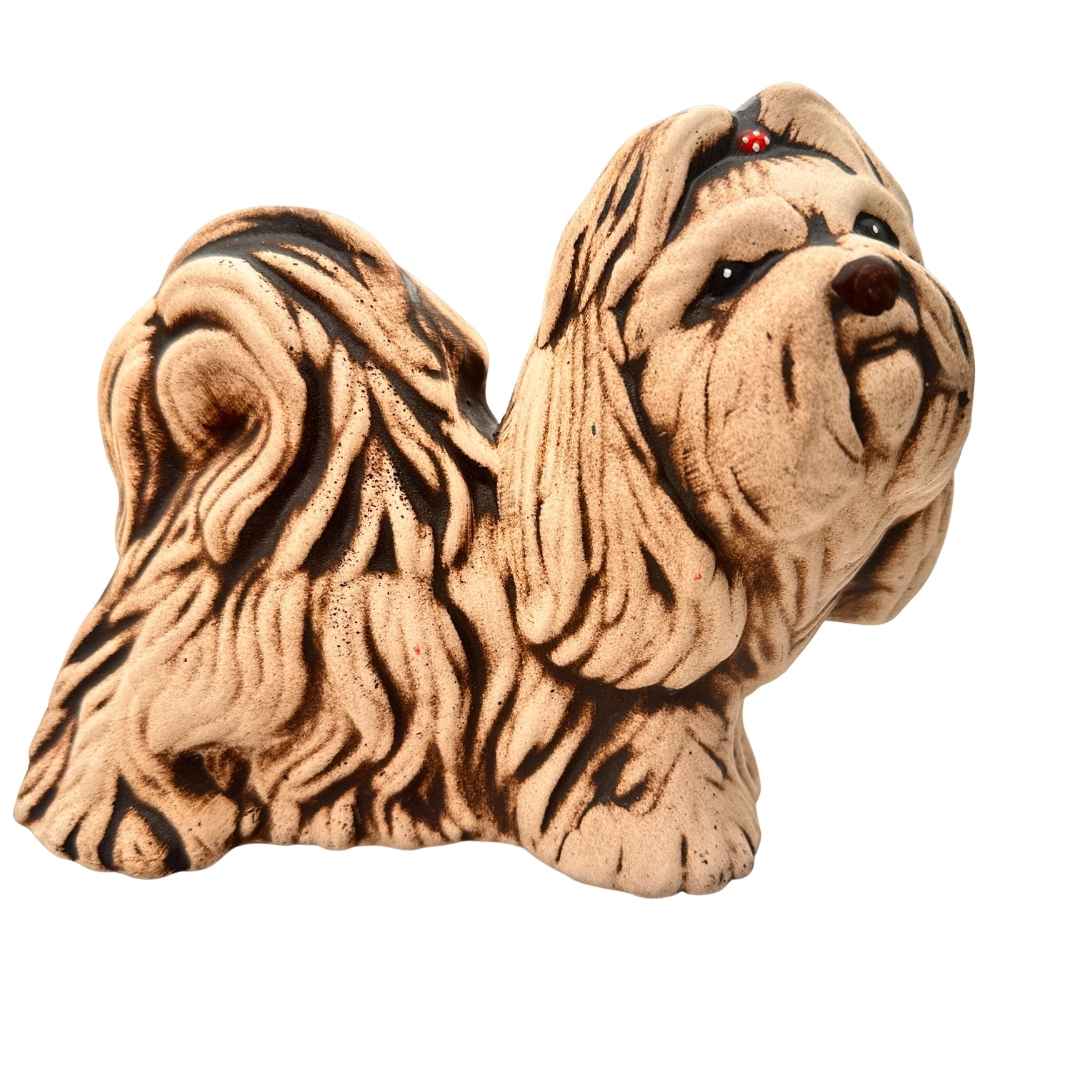 Keramický pes Shih Tzu Šerif v zahradě