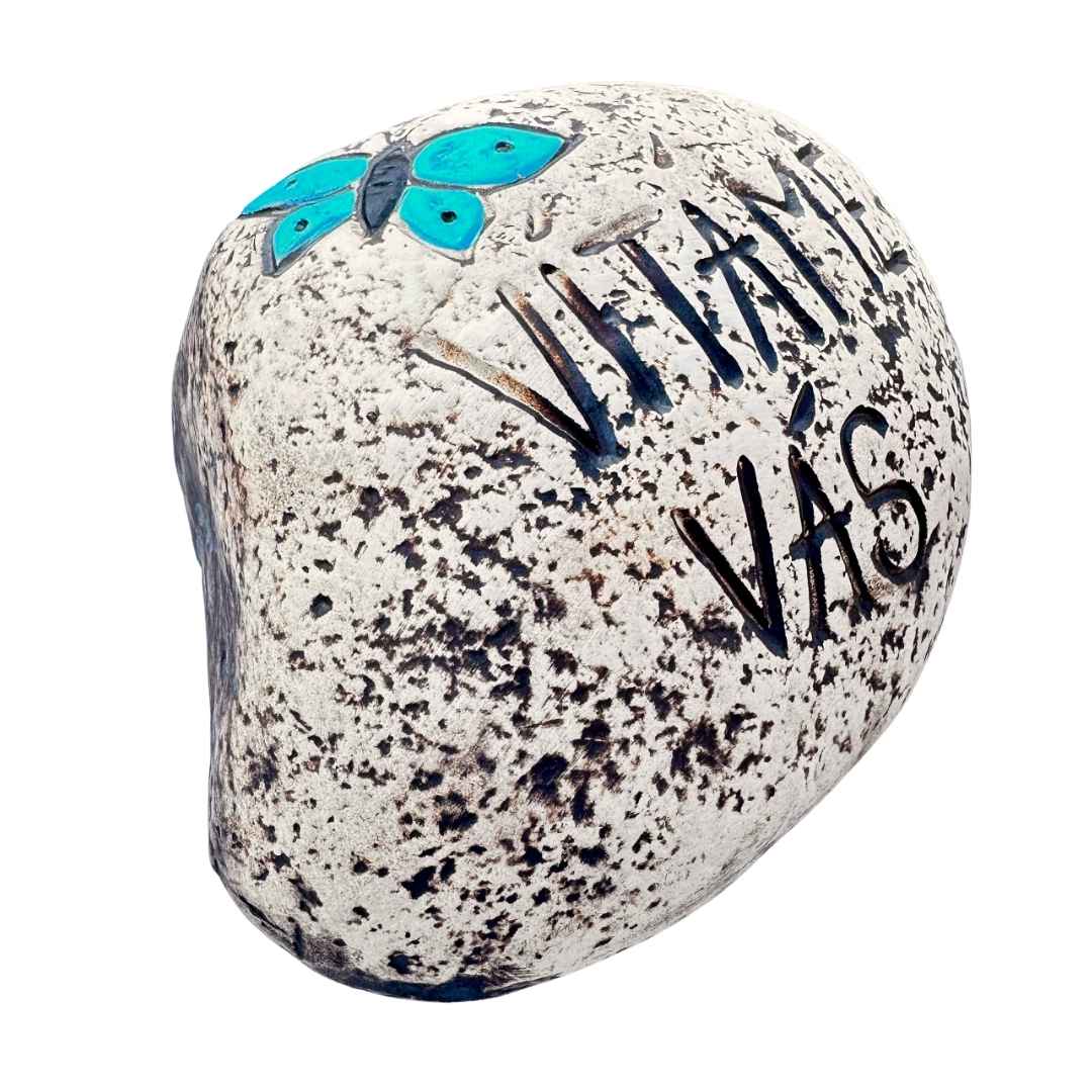 detail ruční práce vítacího kamene