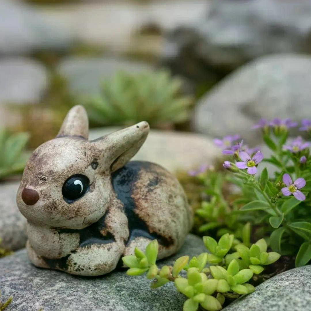 zajíček Kaštánek v podzimní zahradě